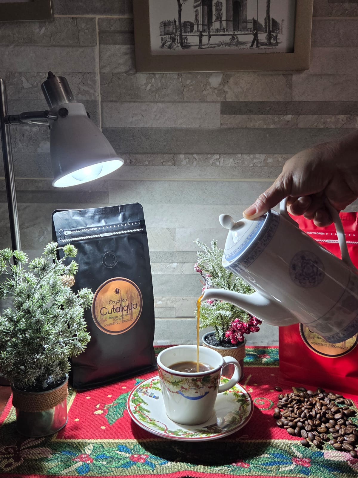 Café Cutaligua servido en taza con empaque al fondo